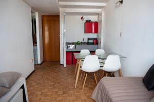 a room with a table and chairs and a kitchen at El diez 1 dorm con COCHERA in Córdoba