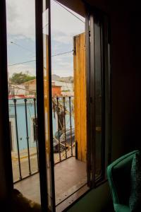 オアハカにあるCasa Guayacan Alcaláのバルコニーの景色を望む窓付きの客室です。