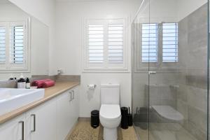 Ένα μπάνιο στο Kismet 3 bedroom luxury townhouse secure back yard walk to the beach and shops Family friendly Double garage parking WIFI +9 φωτογραφίες