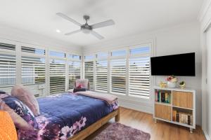 Μια τηλεόραση ή/και κέντρο ψυχαγωγίας στο Kismet 3 bedroom luxury townhouse secure back yard walk to the beach and shops Family friendly Double garage parking WIFI