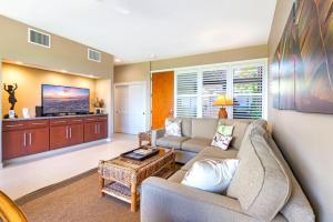 KBM Resorts FREE CAR Kapalua Bay Villa Oceanfront 1-Bedroom Condo with Amazing views KBV-30G2的休息区