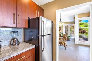 KBM Resorts FREE CAR Kapalua Bay Villa Oceanfront 1-Bedroom Condo with Amazing views KBV-30G2的厨房或小厨房