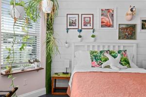 Postel nebo postele na pokoji v ubytování 3 Bedroom Tropical Oasis in Jax Beach + 20 fotografií