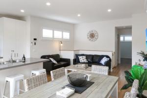 Η κουζίνα ή μικρή κουζίνα στο Kismet 3 bedroom luxury townhouse secure back yard walk to the beach and shops Family friendly Double garage parking WIFI