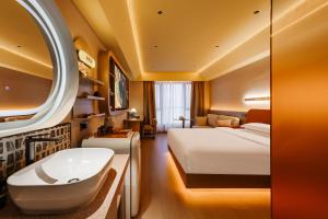 Postelja oz. postelje v sobi nastanitve Super Time Trendy Design Hotel Guangzhou Beijing Road Pedestrian Street Dafo Temple Branch