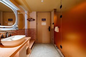 Kopalnica v nastanitvi Super Time Trendy Design Hotel Guangzhou Beijing Road Pedestrian Street Dafo Temple Branch