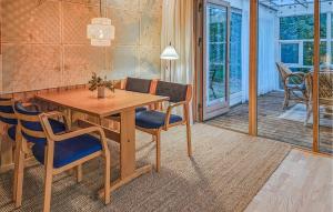 Ruang duduk di Three-Bedroom Holiday Home In Spottrup