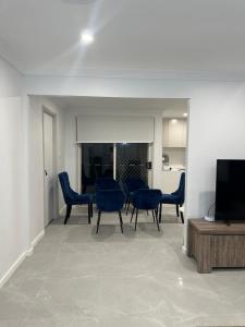 TV a/nebo společenská místnost v ubytování Warm, new and affordable room for couples or single if no one booked in other two room you will stay in the whole house by your self