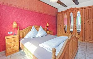 a bedroom with a wooden bed and a wooden dresser at Ferienwohnung Südmüritz in Vipperow