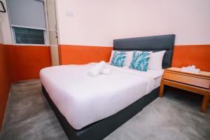 Postel nebo postele na pokoji v ubytování Swing & Pillows - 75 Chulia St, Georgetown Penang