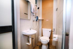 un piccolo bagno con un water e un lavandino di Swing & Pillows - 75 Chulia St, Georgetown Penang a George Town Altre 31 foto
