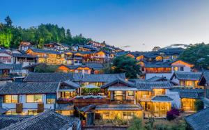 麗江市にあるLijiang Tinghuatang Banshan Hotelの夜の集落家 +40枚の写真