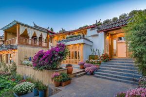麗江市にあるLijiang Tinghuatang Banshan Hotelの花の家