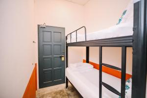 Postel nebo postele na pokoji v ubytování Swing & Pillows - 75 Chulia St, Georgetown Penang
