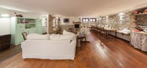 uma sala de estar com sofás brancos e uma mesa em Assisi Charme em Assis