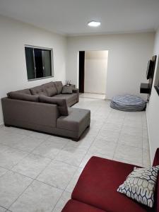 a living room with two couches and a television at Sitio Lugar de Descanso em Lagoa Santa in Jaboticatubas
