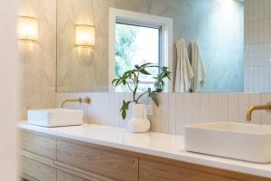 ポートリンカーンにあるThe Rangeの洗面台が2つと鏡があるバスルーム +36枚の写真