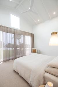 ポートリンカーンにあるThe Rangeの白いベッドルーム(大型ベッド1台、大きな窓付)