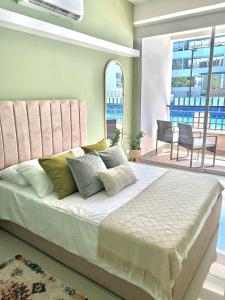 una camera da letto con un letto grande e un balcone di Apartamento en San Jerónimo para pareja a San Jerónimo