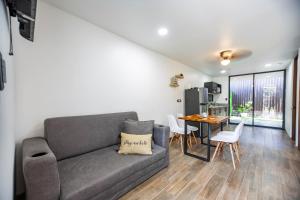 a living room with a couch and a table at Villa El Bosque Dorado in Fortuna