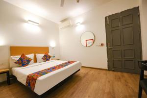 Postel nebo postele na pokoji v ubytování Hotel Crown Inn Surajkund Near Greenfield