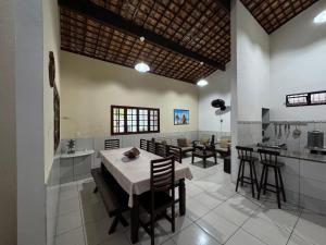 a kitchen and dining room with a table and chairs at Casa Aconchegante Tamandaré in Tamandaré