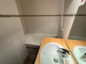 韦尔科尔地区科尔朗松Studio 30m² au pied des pistes à Corrençon-en-Vercors - FR-1-515-220的带水槽和浴缸的浴室