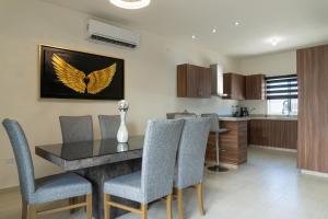 a dining room and kitchen with a table and chairs at Casa Colibrí in La Paz