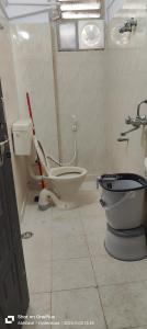 ein Badezimmer mit Toilette und Waschbecken in der Unterkunft The Cozy Nest 1 in Hyderabad