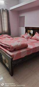 ein Schlafzimmer mit zwei Betten mit roter Bettwäsche in der Unterkunft The Cozy Nest 1 in Hyderabad