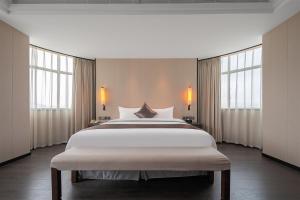 同安区Xiamen Minyi International Hotel的窗户客房内的一张大白色床