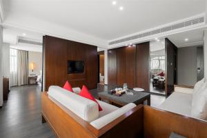 同安区Xiamen Minyi International Hotel的带沙发和桌子的客厅