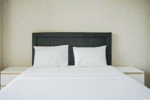 Voodi või voodid majutusasutuse Modern and Compact Designed 1BR at Ciputra International Apartment By Travelio toas +24 fotot