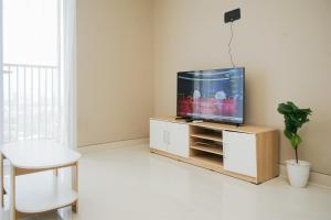 Televiisor ja/või meelelahutuskeskus majutusasutuses Modern and Compact Designed 1BR at Ciputra International Apartment By Travelio
