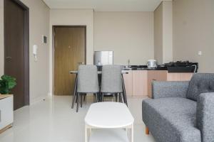 Istumisnurk majutusasutuses Modern and Compact Designed 1BR at Ciputra International Apartment By Travelio