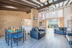 Posezení v ubytování Bay Parklands 6, 2 Gowrie Ave - pool, Wi-Fi family holiday