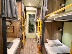 Postel nebo postele na pokoji v ubytování Hanoi EcoStay 2 hostel