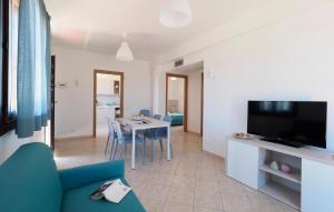 ein Wohnzimmer mit einem blauen Sofa und einem Tisch in der Unterkunft Awesome Home In Marina Di Modica in Marina di Modica