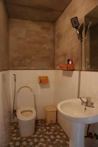 a bathroom with a toilet and a sink at MAMA LILI'S HOMESTAY in Hao Su Ngai +41 photos