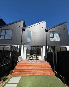 una casa con un ponte con un tavolo sopra di Luxury And Serene 2 Bed Near CBD With Parking a Christchurch