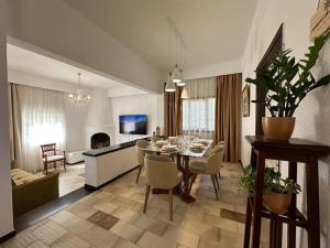 TV a/nebo společenská místnost v ubytování Villa Haroupia