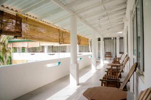 Balkón nebo terasa v ubytování Asanka Surf House & Resturant