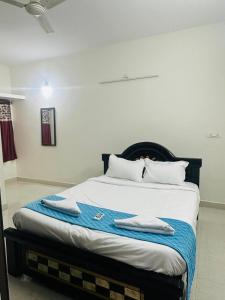 Postel nebo postele na pokoji v ubytování Tirupati SVP Homestay, luxury AC 2BHK flats, free Wifi ,TV, Kitchen, near to Alipiri Fly over & Highway,free AC Cab pickup from Tirupati railway station, Airport