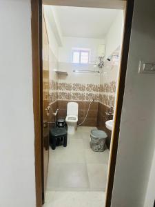 Koupelna v ubytování Tirupati SVP Homestay, luxury AC 2BHK flats, free Wifi ,TV, Kitchen, near to Alipiri Fly over & Highway,free AC Cab pickup from Tirupati railway station, Airport