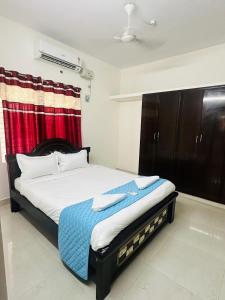 Postel nebo postele na pokoji v ubytování Tirupati SVP Homestay, luxury AC 2BHK flats, free Wifi ,TV, Kitchen, near to Alipiri Fly over & Highway,free AC Cab pickup from Tirupati railway station, Airport