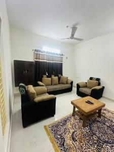Posezení v ubytování Tirupati SVP Homestay, luxury AC 2BHK flats, free Wifi ,TV, Kitchen, near to Alipiri Fly over & Highway,free AC Cab pickup from Tirupati railway station, Airport