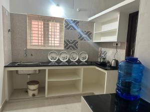 Kuchyň nebo kuchyňský kout v ubytování Tirupati SVP Homestay, luxury AC 2BHK flats, free Wifi ,TV, Kitchen, near to Alipiri Fly over & Highway,free AC Cab pickup from Tirupati railway station, Airport + 18 fotografií