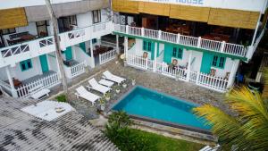 Bazén v ubytování Asanka Surf House & Resturant nebo v jeho okolí