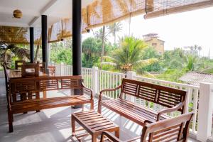 Balkón nebo terasa v ubytování Asanka Surf House & Resturant