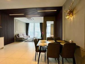 Χώρος καθιστικού στο The Luxury Podium3R2B, 8pax YPM103